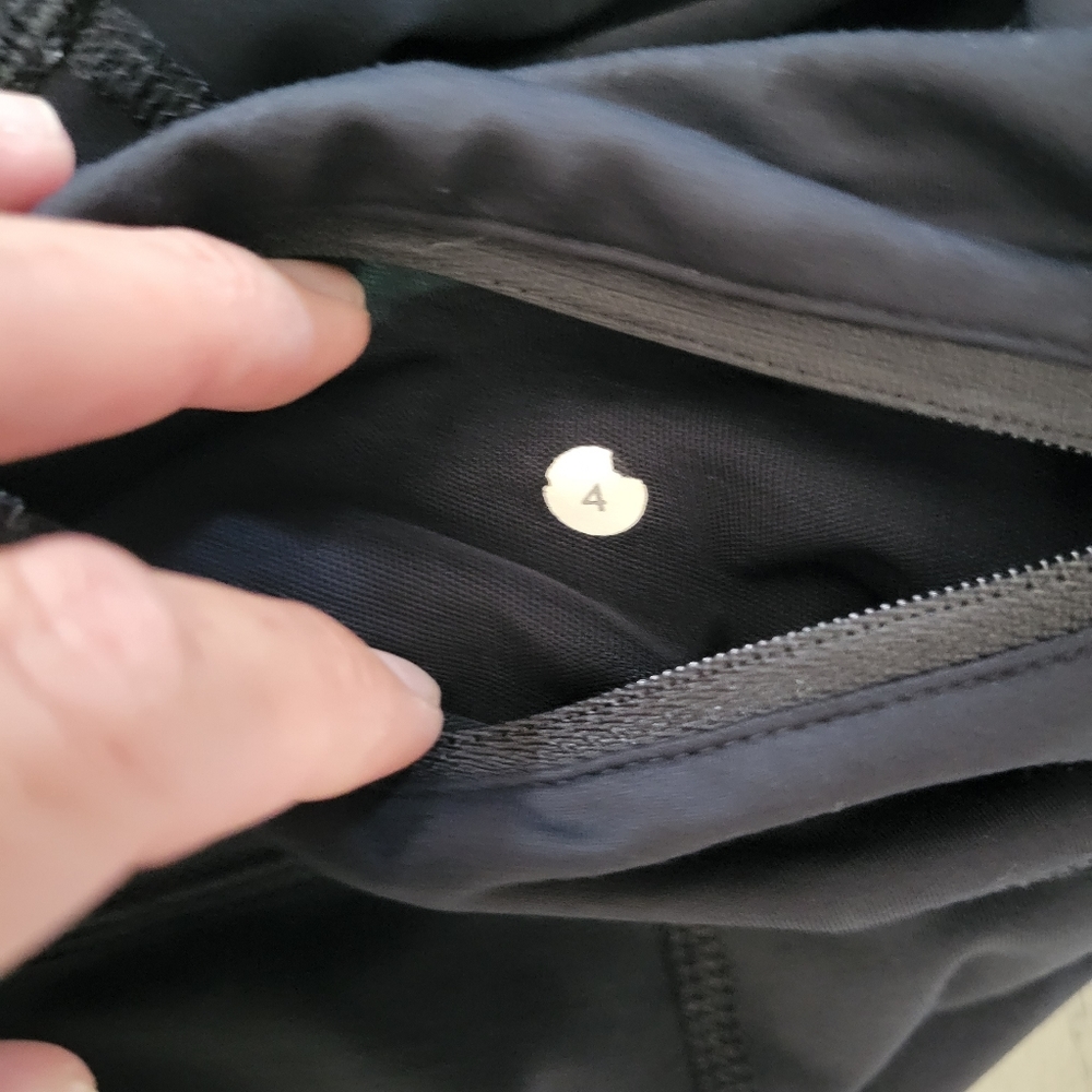 LULULEMON Black Crop - Picture 5 of 5
